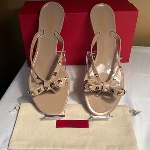 🔥💯 NIB Authentic Valentino Garavani Rubber Rockstud Thong